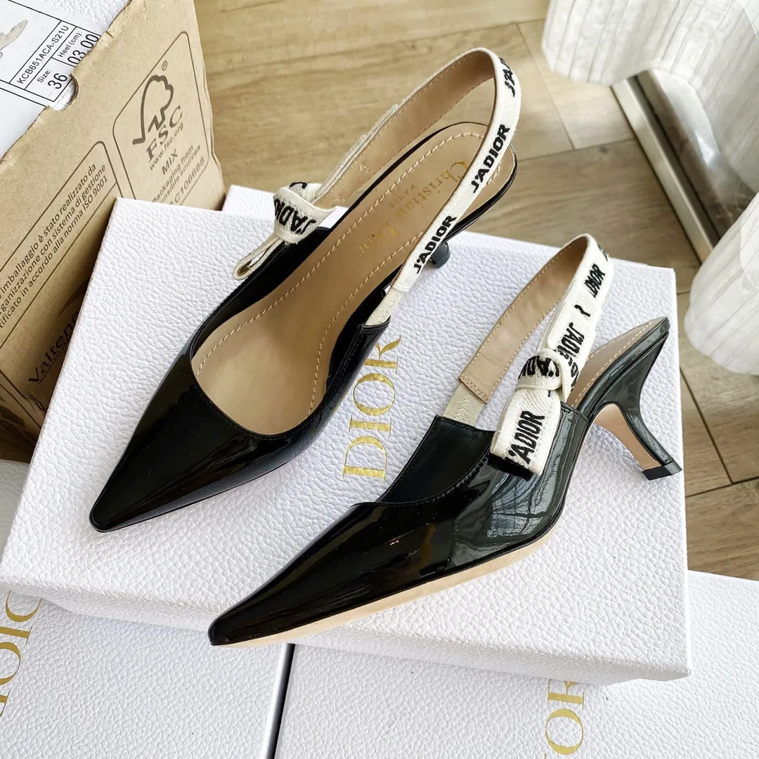👟👟Ex-factory price 440👟👟 Developed one-to-one from the original version, 👠👠✨ ✨Dior’s popular sandals are new🔥 🔥 The same style as the most popular internet celebrities and celebrities of the year💁 💁. Imported fabric, lining and feet are made of calfskin lining🐑. Original molded heel, heel height 10Cm 6.5cm💘 Original molded metal outsole with five-pointed star LOGO mark✨. Original bow, 💅 Italian leather outsole. 👄💋 Full set of packaging (bags, cards, invoices, one-to-one wrapping paper) 34 40 41 customized